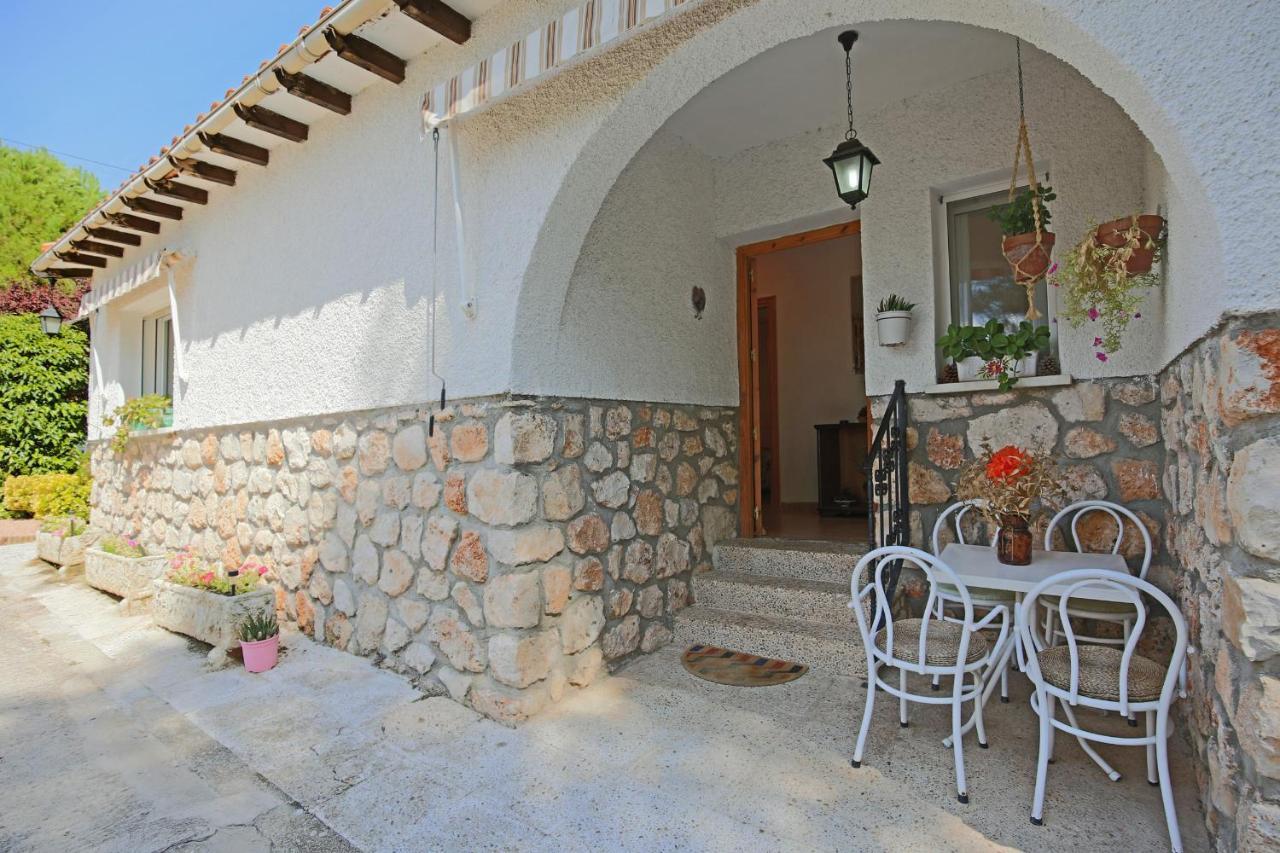 Villa Antares para 2 a 10 personas en Renera Bagian luar foto